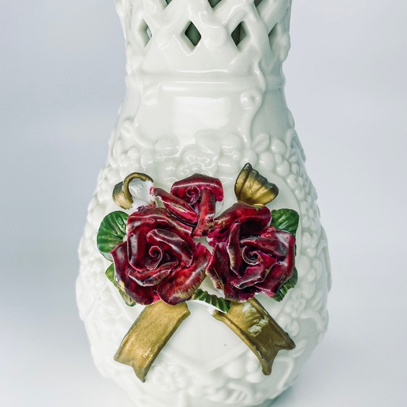 Porcelain 3D Ivory Weave & Red Roses Bud Vase Hand-painted 5.5” Tall Gold Trim - Picture 2 of 12